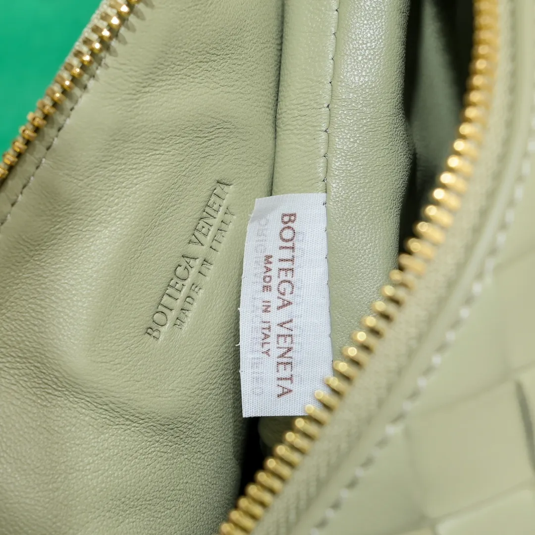 Batch 1360 #BvWallace Shoulder Lunch Bag 🔥 A lunch box bag that you can just grab and go. It is made of classic intrecciato weaving technology and reflects the craftsmanship of Bottega. The entire bag is made of top-grade happa lambskin. It is very soft and lightweight. The small bag shape is cute and exquisite. The interior capacity is also very large and can be carried under the arm. It is quite practical! The bottom of the bag is made of gold metal to prevent wear and tear. The details are really good! Choose this elegant commuting bag for Zaoba people~ Size: 22x13x9.5, model number; 7748#
